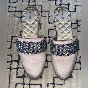 *NWOT* The Songbird - Snow Crystal Champagne - Birdies - 10